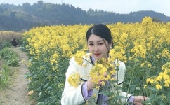 农村妇女卓玲给我喂奶